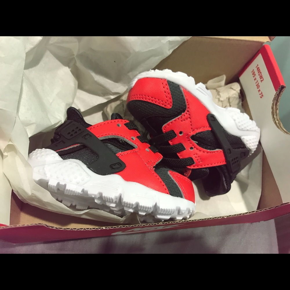 Nike baby huaraches black and red